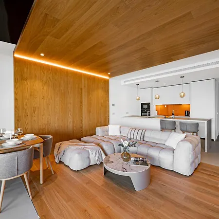 Modern In Prestigious El Higueron Апартаменти