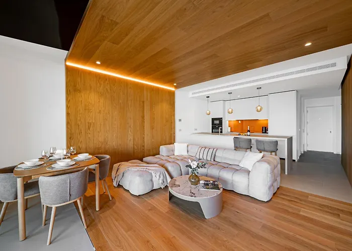 Modern In Prestigious El Higueron דירה