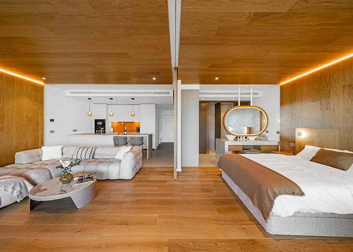 Modern In Prestigious El Higueron דירה