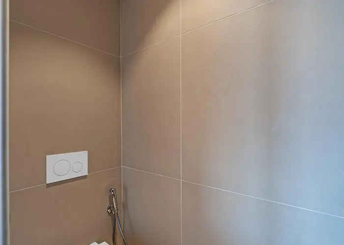 Modern In Prestigious El Higueron דירה