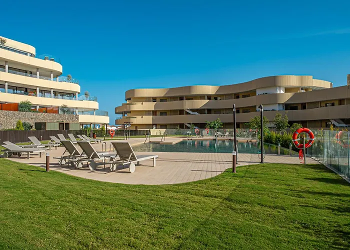 Modern In Prestigious El Higueron דירה *