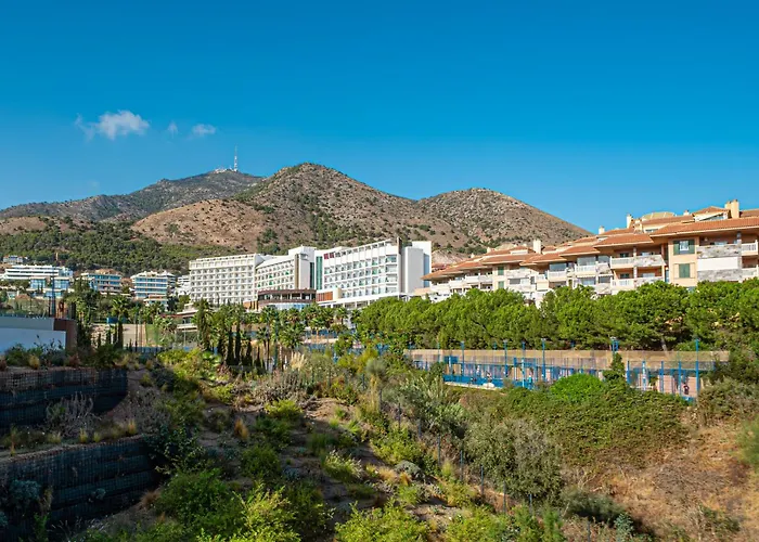 Modern In Prestigious El Higueron דירה *