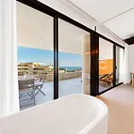 Apartment Modern In Prestigious El Higueron *