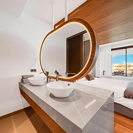 Modern In Prestigious El Higueron アパート フエンヒロラ