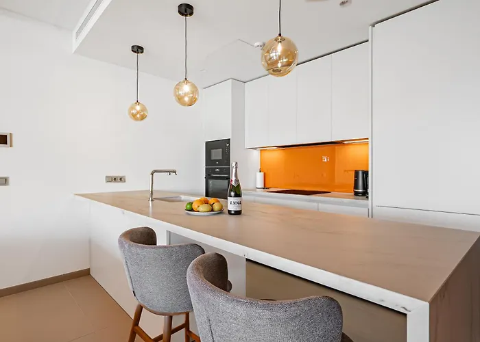 Modern In Prestigious El Higueron Апартаменти